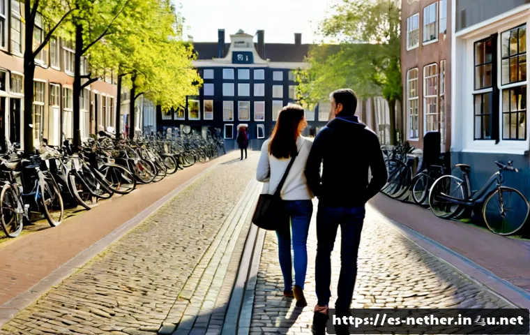 Home 29 암스테르담 스킵 더 라인 티켓 - Photorealistic Amsterdam museum entrance scene at golden morning light, a relaxed Spanish-speaking c...